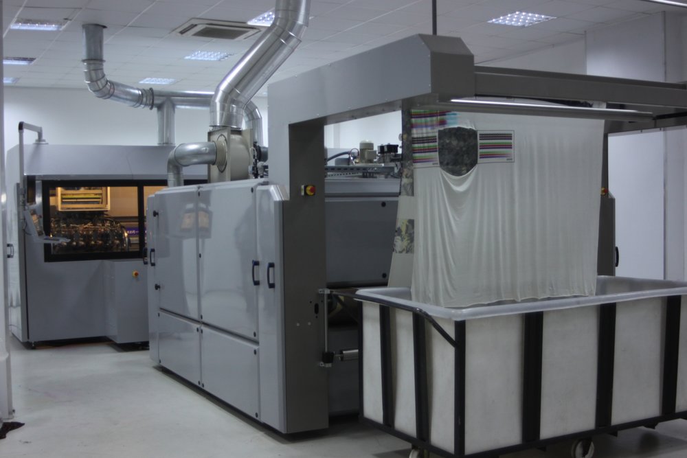 ERFOLGREICHE ENTWICKLUNG EINER SCHNELLEN UND LEISTUNGSSTARKEN INDUSTRIE-DIGITALDRUCKMASCHINE   Industrie-Digitaldruckmaschine erstmals in der Türkei hergestellt